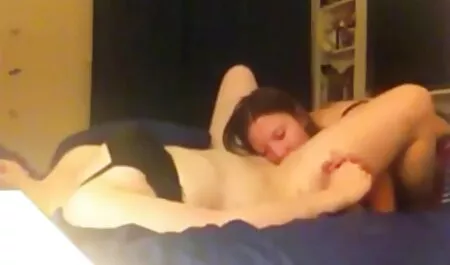 Một người đàn ông, một cô gái tóc sex nhat java vàng và sau đó trên khuôn mặt của cô