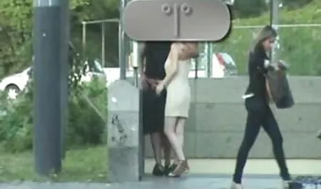 Cô bạn gái của sex gai xinh moi nhat mình trên một cây cầu
