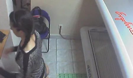 Thổi kèn và làm tình trong phim sex nhat ban gai dep hồ bơi với một béo